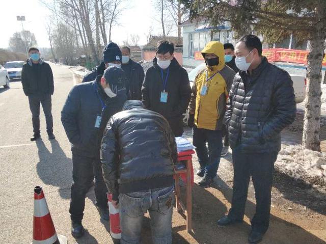 李锐(右四)到四家乡卡点摸排情况 李锐(右四)到四家乡卡点摸排情况