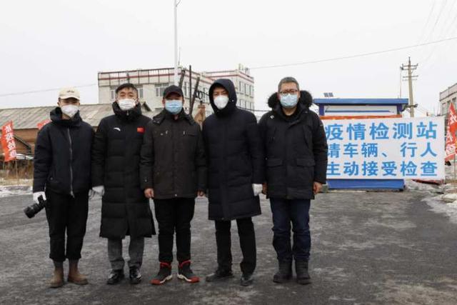 梁慧(左三)和邵晔(左四)在泉眼镇卡点组织宣传拍摄 梁慧(左三)和邵晔(左四)在泉眼镇卡点组织宣传拍摄